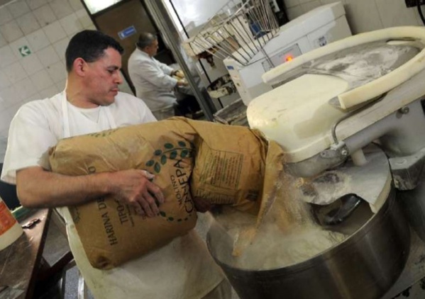 El Gobierno fijó un aumento en el precio de referencia de la harina y podría impactar en el pan