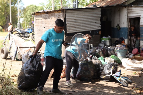 Relocalizan en viviendas a vecinos que vivían en espacio verde en la entrada de La Plata