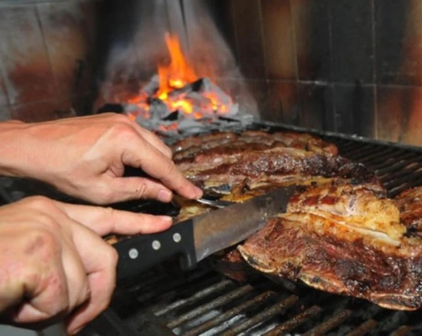 El exitoso rebusque de un platense sin empleo: le hizo un asado a una abuela, se ganó $1.000 y es "amo de compañía"