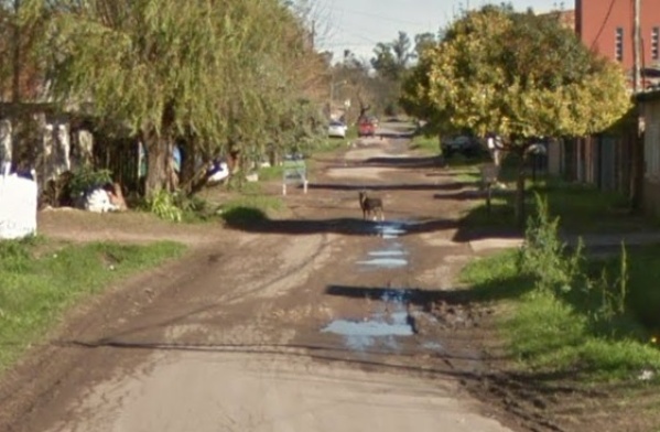 "Ni los remises entran": en Los Hornos se quejaron por el mal estado de una calle