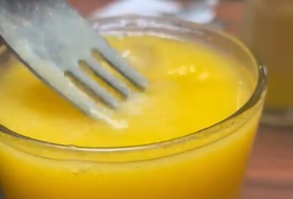 Fue a un restaurante, pidió un jugo de mango y asegura que se lo dieron con un "gargajo" en su interior