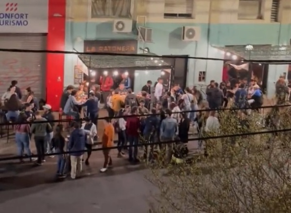 Estalló una vecina por los ruidos de un bar de 3 y 46: "Se instalan a tomar y charlar en mi vereda como si fuera un boliche"