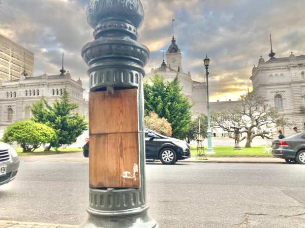 "Parece una tomada de pelo": Vecinos piden que arreglen los postes que est&aacute;n tapados con trozos de madera