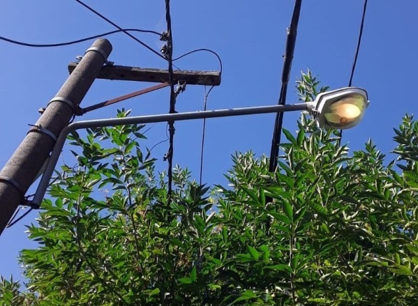 En el centro platense reclamaron por una luminaria que está prendida las 24 horas del día