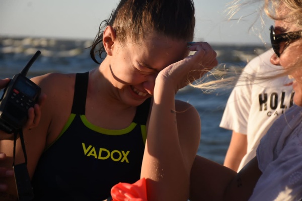 De Uruguay a Punta Lara, nadando 12 horas, una joven cruzó el Rio de la Plata a puro récord y emoción