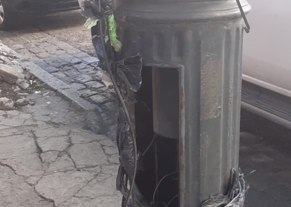 Vecinos de calle 12 reclaman por un poste de luz en terrible estado de abandono