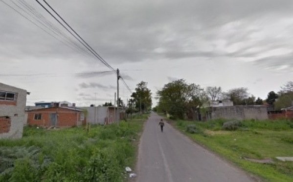 Peleas vecinales en Los Hornos: un hombre le clavó una botella de vidrio a otro vecino y ahora está prófugo