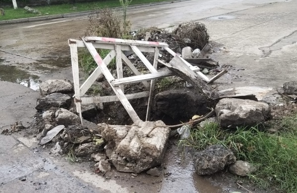 Vecinos del barrio del Cementerio reclaman por un enorme bache: &ldquo;Es cada vez peor&rdquo;