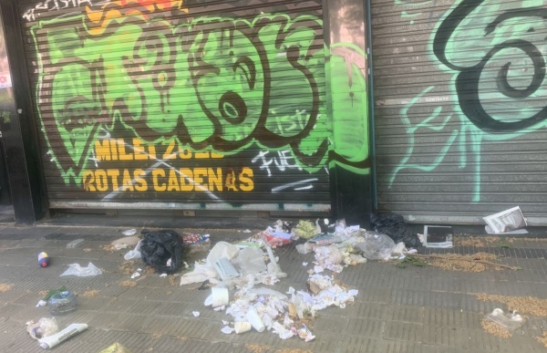 Tiraron piedras y dejaron excremento en un local de Milei en La Plata: "La casta tiene miedo y vos vas a tener más miedo"