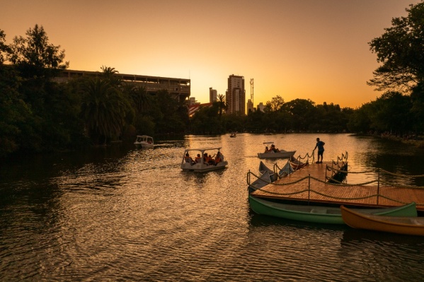 Se estrenó el nuevo muelle del Paseo del Bosque para el disfrute de los platenses y turistas