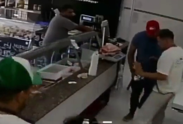 As&iacute; arrasaron dos ladrones con una carnicer&iacute;a: se llevaron un costillar y quedaron grabados