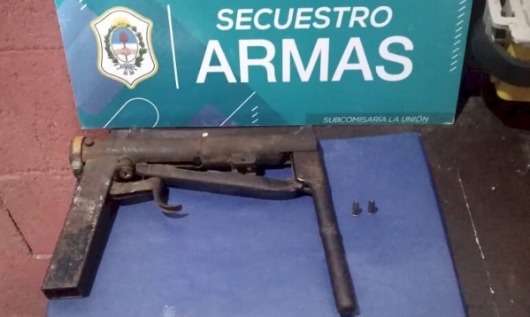Detuvieron a dos jóvenes por circular en las calles de La Plata con un arma tumbera