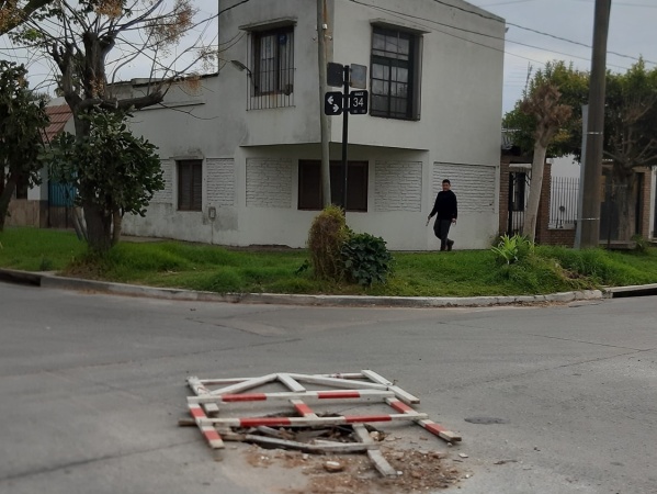 Alertaron por la falta de una tapa de desag&uuml;e en una esquina pr&oacute;xima a Circunvalaci&oacute;n