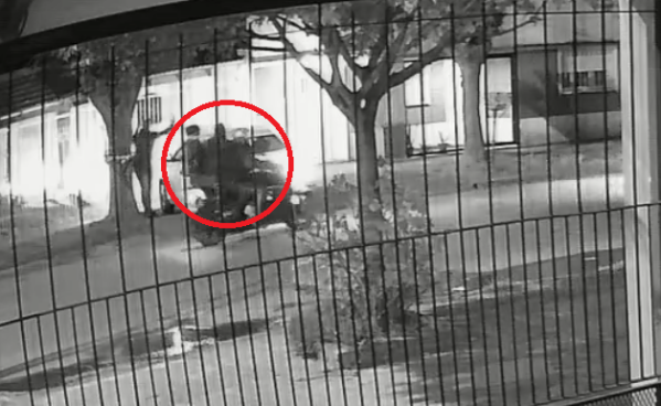 Tres motochorros sorprendieron a un vecino de Los Hornos cuando volvía a su casa y el asalto quedó registrado en una cámara