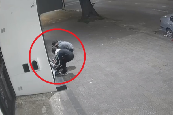 Así intentaban robar dos jóvenes en un local de 13 y 40: vecinos alertaron que ya asaltaron tres negocios de la zona