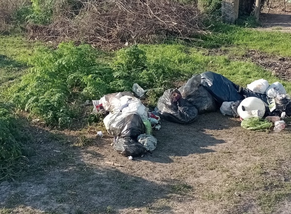 Vecinos de 70 y 148 reclamaron por bolsas de basura que provendrían de la Unidad Penitenciaria 8