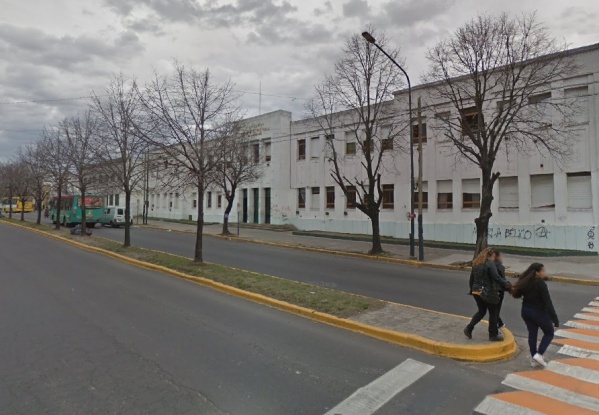 Preocupación en una escuela de 7 y 75 por el humo tóxico que ingresa: "Los chicos no paran de toser"