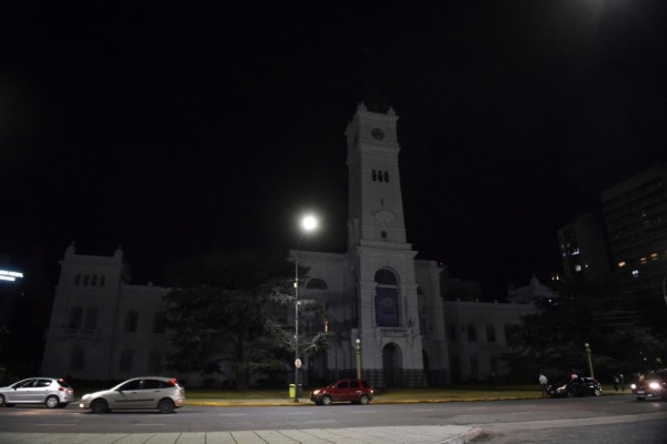 Apagaron las luces del Palacio Municipal de La Plata por una hora, para concientizar sobre el cambio climático