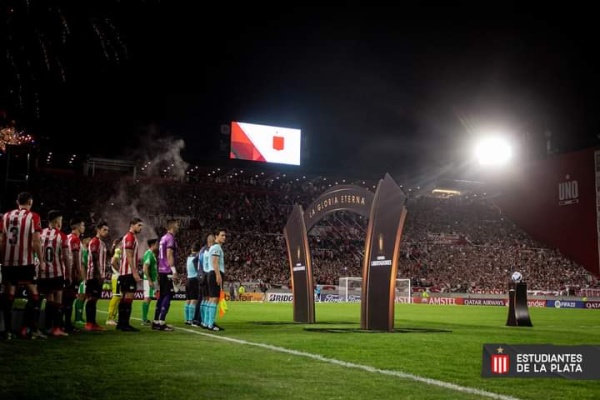 ¿Cómo le fue a Estudiantes jugando ante equipos argentinos en copas internacionales?