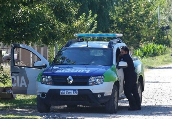 Noche de terror para una familia platense: el delincuente gritó "matalo, matalo" y el perro fue el primero en advertir todo