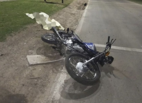 Murió un motociclista que perdió el control y chocó contra un cartel en Punta Lara