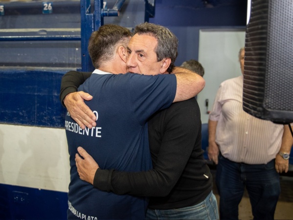 El sorpresivo saludo que recibió el flamante presidente de Gimnasia y que barre todo tipo de especulaciones