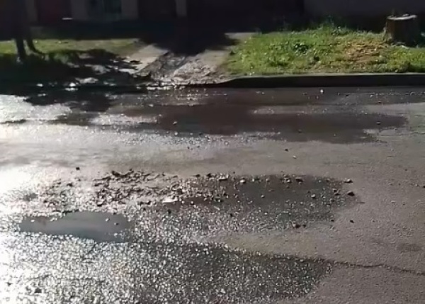 En 142 y 63 aseguraron que "el agua brota de la calle" desde hace tres meses