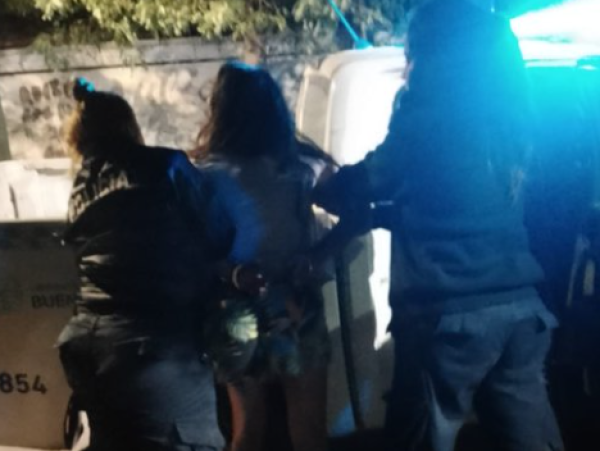 Una joven de 28 años agredió a su pareja de 65 en La Plata, fue detenida y en la Comisaría rompió los vidrios