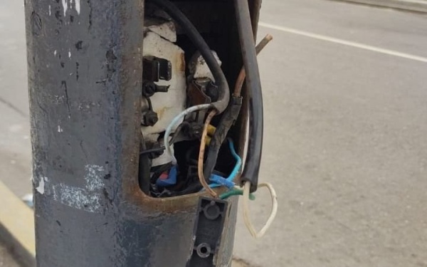 Peatones reclaman por los cables que se encuentran al descubierto en un alumbrado público ubicado en 7 y 59