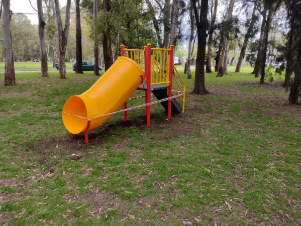 Vecinos reclaman por la falta de iluminaci&oacute;n en las plazas: "Corren riesgo de ser robados"