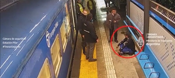 Insólita pelea en una estación de trenes que quedó grabada: el sujeto le habría robado el celular mientras dormía