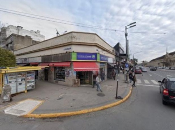 Un hombre ingresó con un pistolón en un kiosco ubicado en 1 y 44: todo quedó registrado por una cámara de seguridad