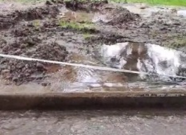 Un derroche de agua genera preocupaci&oacute;n a los vecinos de calle 50 y 115