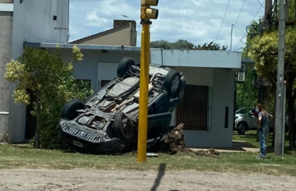 Tremendo choque y vuelco de un auto a toda velocidad en La Plata