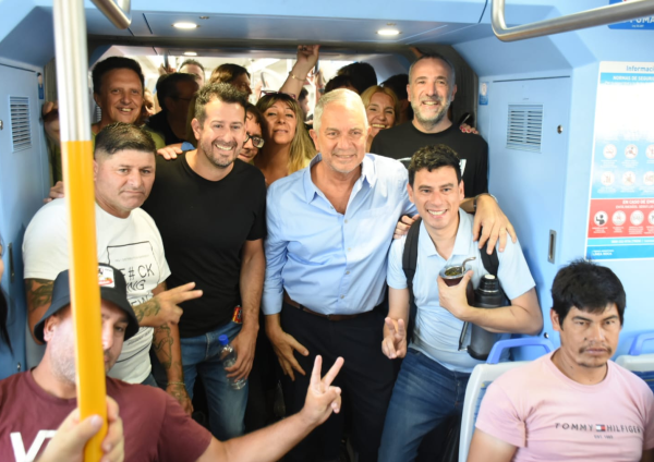 Alak en el "Trenazo" rumbo a la marcha: "Hay una opinión unánime en la Provincia de oponerse al DNU y al paquete de leyes"