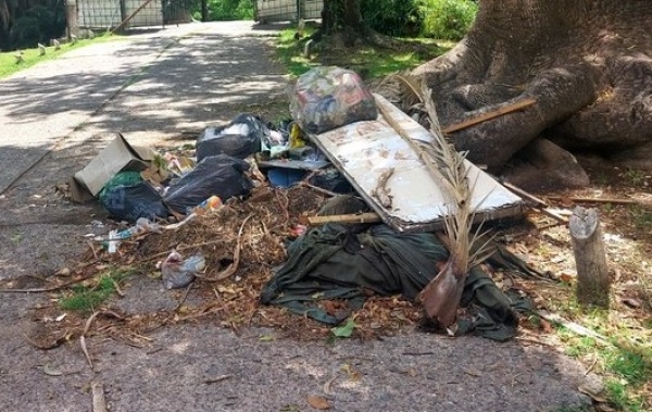 Vecinos del bosque platense reclamaron por basura acumulada desde hace un mes