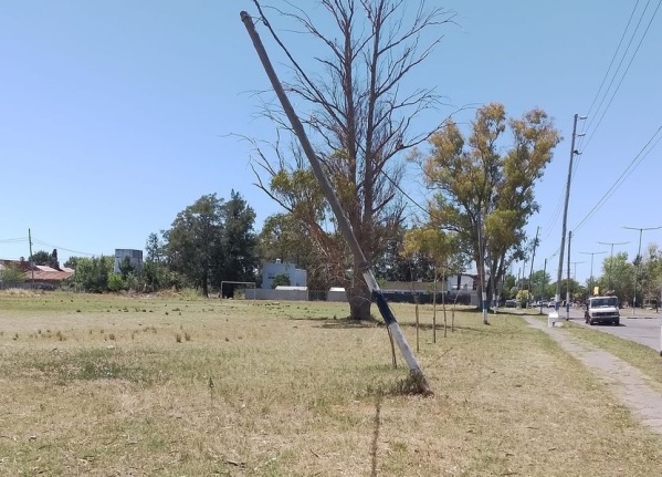 En 58 y 143 están en vilo por un poste a punto de caerse: "Es un peligro"