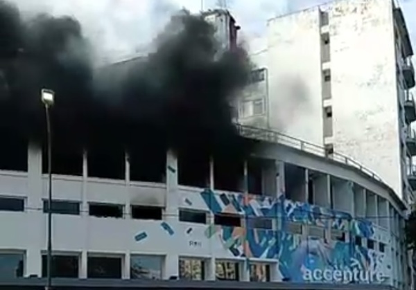Gran incendio en una reconocida empresa en pleno centro de La Plata