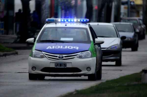 Motochorros atacaron a un local platense y desvalijaron el comercio