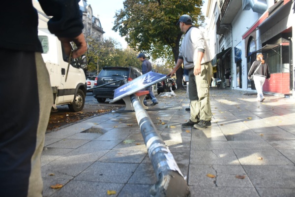 Un poste se vino abajo en Diagonal 80 y 5: una camioneta sufri&oacute; abolladuras en el techo