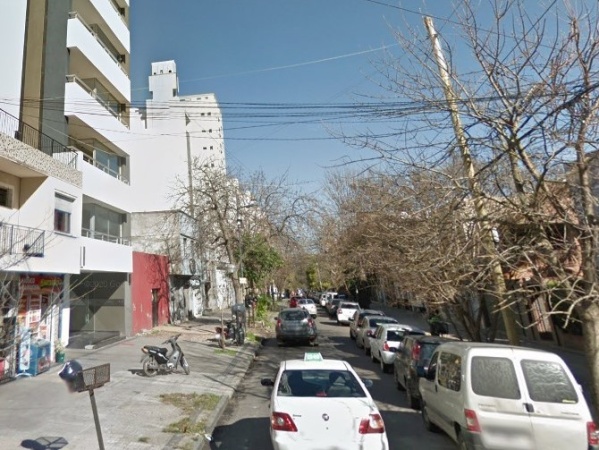 Le pegaron a un joven en la cabeza y lo dejaron ensangrentado para robarle en La Plata