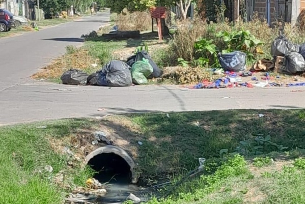 Denuncian la falta de recolecci&oacute;n de residuos en 140 y 73