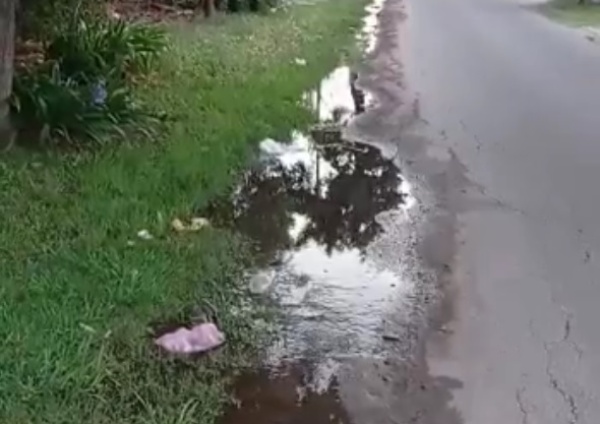 En 58 bis y 143 alertaron por una pérdida de agua que está rompiendo el asfalto