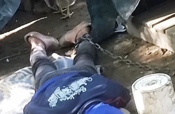 Hallaron a una mujer que estaba encadenada en la cucha de un perro