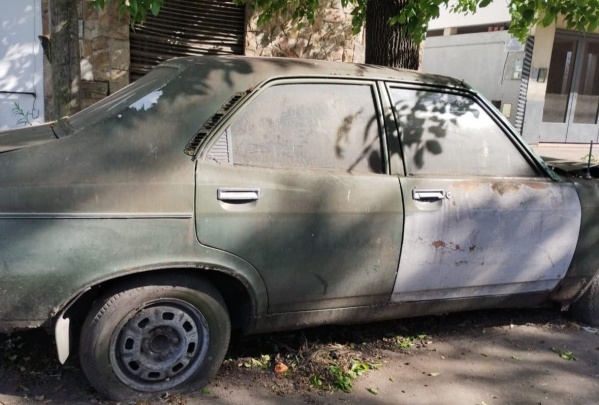 En La Loma reclamaron por un nuevo auto abandonado: "Devino en chatarra y junta desechos"
