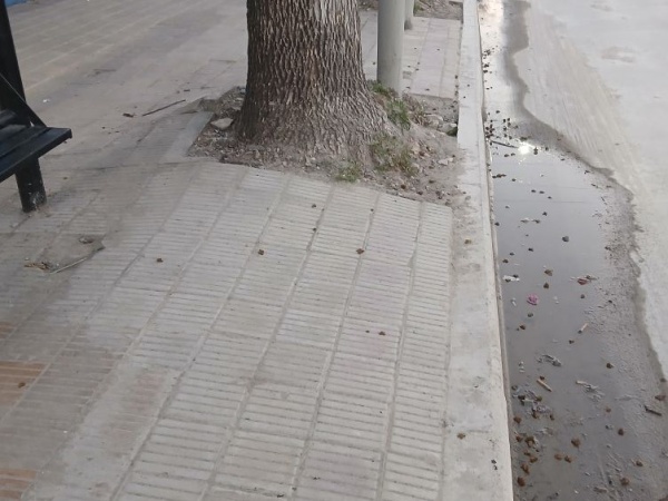 Pidieron arreglar una pérdida de agua en 60 y 137 antes de que se vuelva un problema mayor