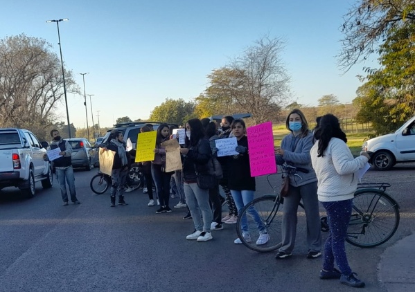 Vecinos cortaron Camino Centenario en reclamo de las condiciones edilicias de la Escuela 14