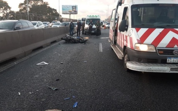 Un motociclista murió en la Autopista Buenos Aires-La Plata luego de impactar contra un auto