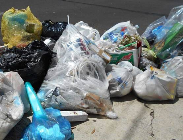En Barrio Aeropuerto reclamaron que hay basura en varias esquinas: "No se puede vivir"