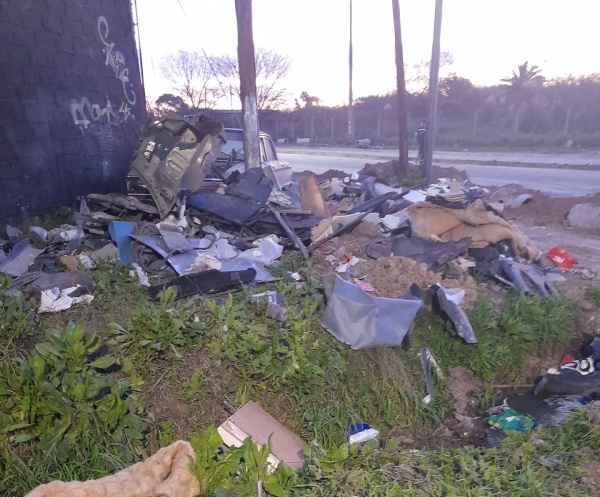 Pidieron que se retiren desechos de vehículos que se acumularon en una zona de San Carlos